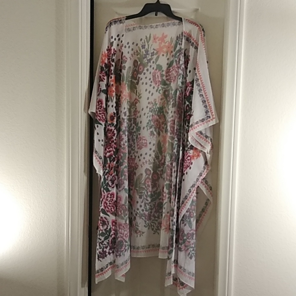 STUNNING KIMONO with Flower Pattern